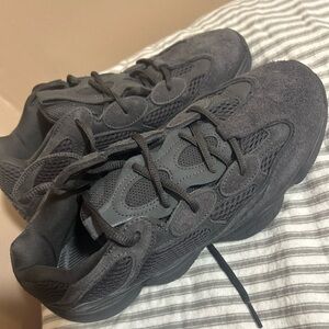 Yeezy 500 black